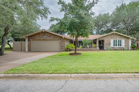 Life on the fairway offers a serene blend of luxury and nature - Beach Home for sale in Rockport, Texas on Beachhouse.com