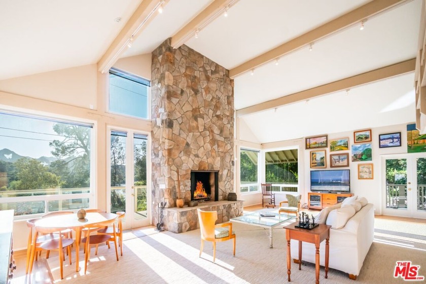 Welcome to the picturesque Malibou Lake Mountain Club! This - Beach Home for sale in Agoura, California on Beachhouse.com