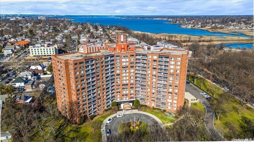 This 12th floor lakeside Tower corner unit has incredible water - Beach Home for sale in Bayside, New York on Beachhouse.com