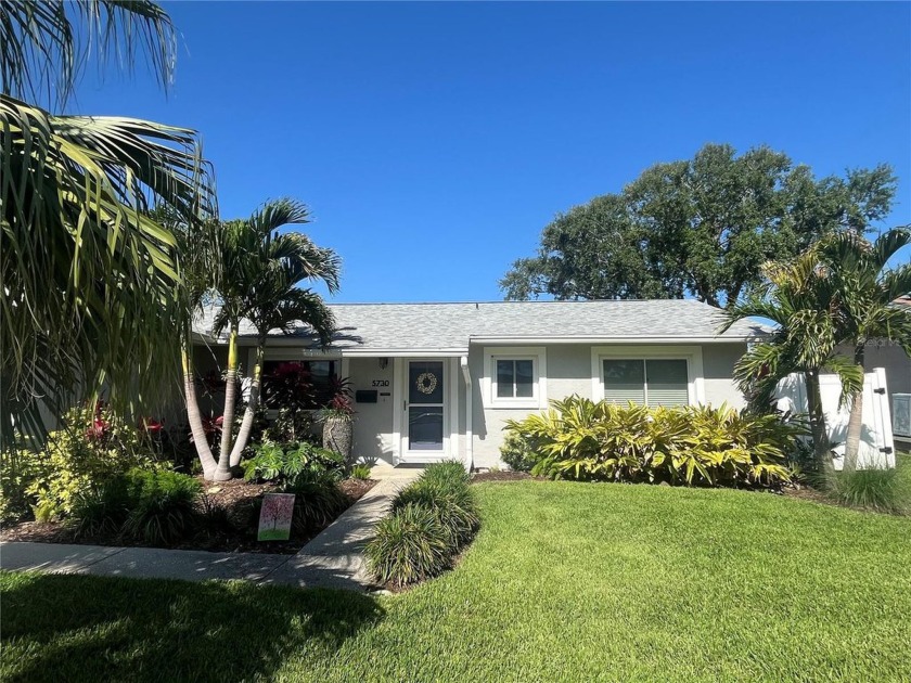Elegant pool home nestled in Twin Lakes offering ultimate - Beach Home for sale in St. Petersburg, Florida on Beachhouse.com