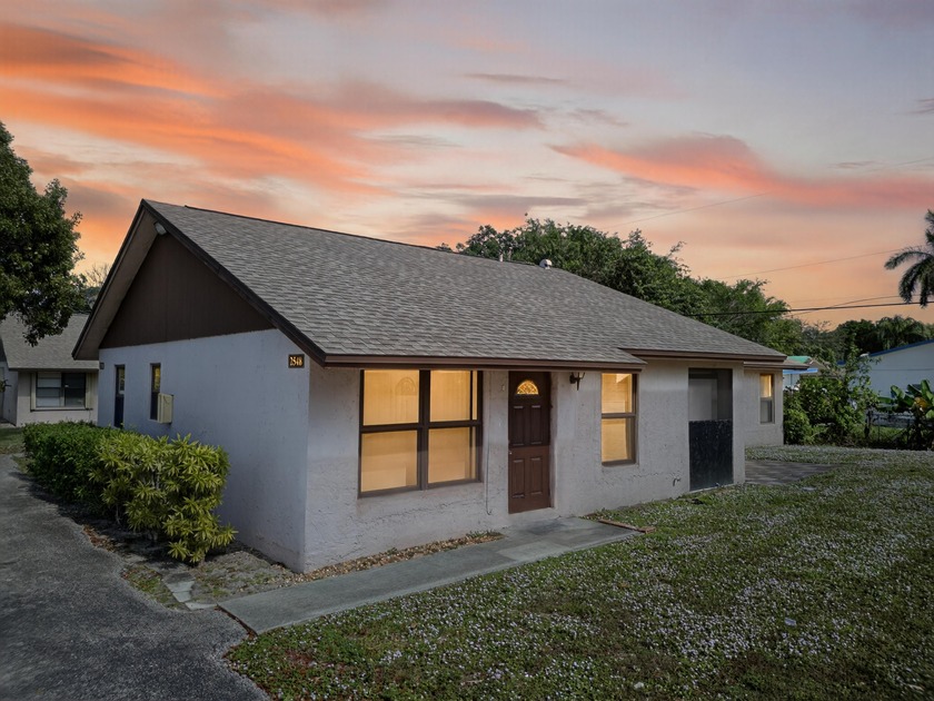 Beautiful 2BR/2BA renovated villa in the sought-after Sierra - Beach Home for sale in West Palm Beach, Florida on Beachhouse.com