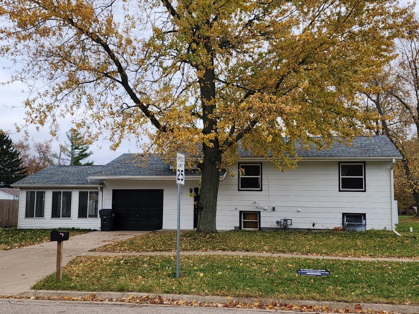 Remodeled 2019 bi-level with New  Replacement windows, New roof - Beach Home for sale in Coloma, Michigan on Beachhouse.com