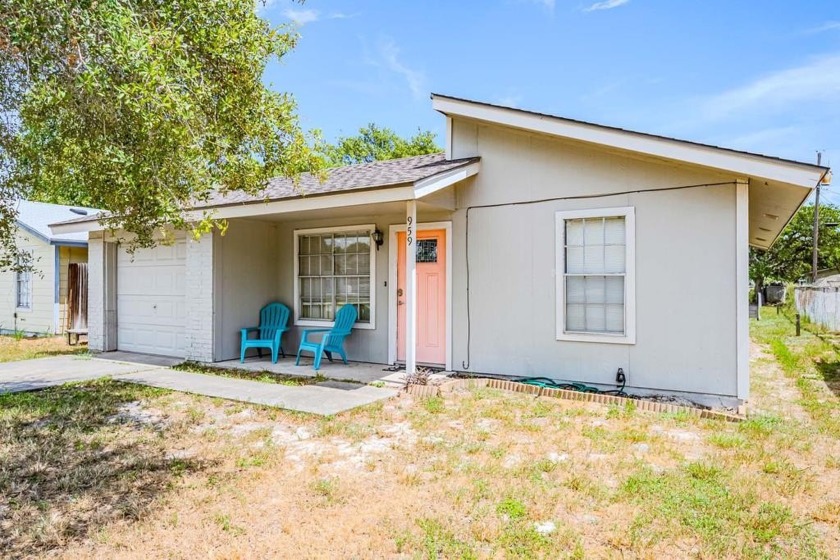 This cute coastal cottage comes completely furnished and is move - Beach Home for sale in Aransas Pass, Texas on Beachhouse.com