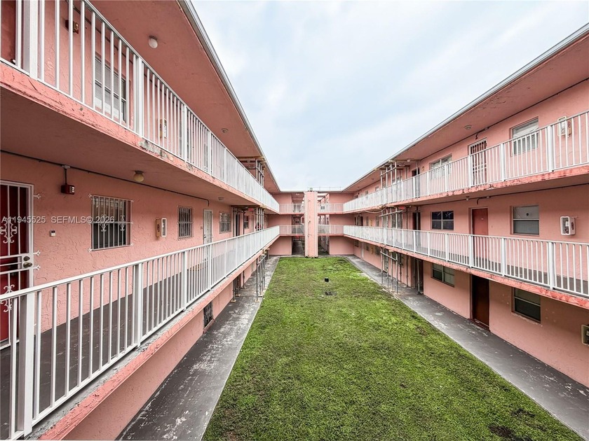 Well-maintained and spacious 2-bedroom, 2-bathroom condo located - Beach Condo for sale in Miami, Florida on Beachhouse.com