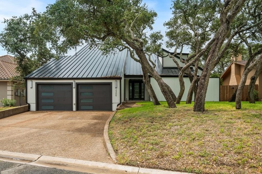 This exquisite four-bedroom, four-bathroom home epitomizes - Beach Home for sale in Rockport, Texas on Beachhouse.com