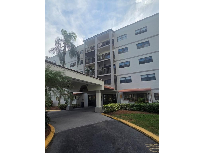 This lovely corner unit features an abundance of natural light - Beach Condo for sale in Fort Lauderdale, Florida on Beachhouse.com