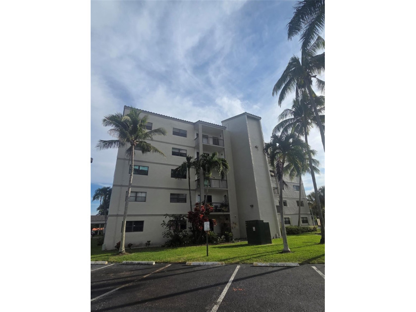 This lovely corner unit features an abundance of natural light - Beach Condo for sale in Fort Lauderdale, Florida on Beachhouse.com