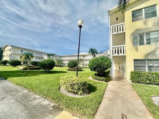 2/1.5, second floor, Freshly Painted, updated kitchen, stainless - Beach Condo for sale in Boca Raton, Florida on Beachhouse.com