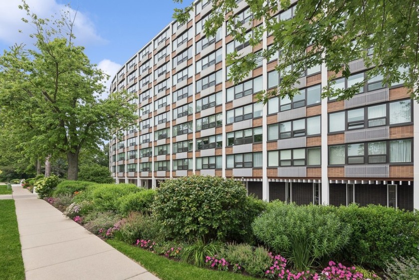 If you are looking for an elevated living experience on the - Beach Home for sale in Wilmette, Illinois on Beachhouse.com