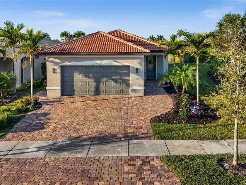 Live the Florida lifestyle you've been dreaming of in this - Beach Home for sale in Venice, Florida on Beachhouse.com