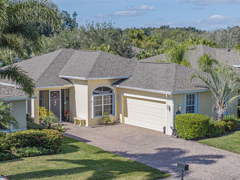 Beautiful Florida living in this 3BR/2BA, 2-car garage lakefront - Beach Home for sale in Vero Beach, Florida on Beachhouse.com
