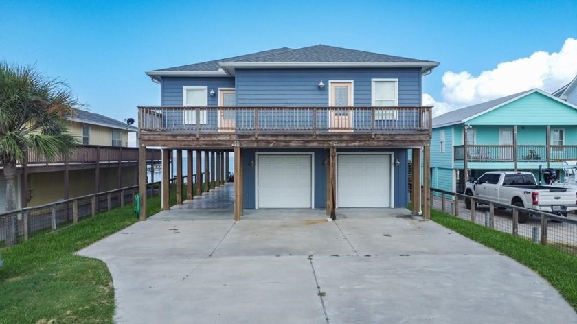 This Holiday Beach bayfront home offers an intimate relaxed - Beach Home for sale in Rockport, Texas on Beachhouse.com