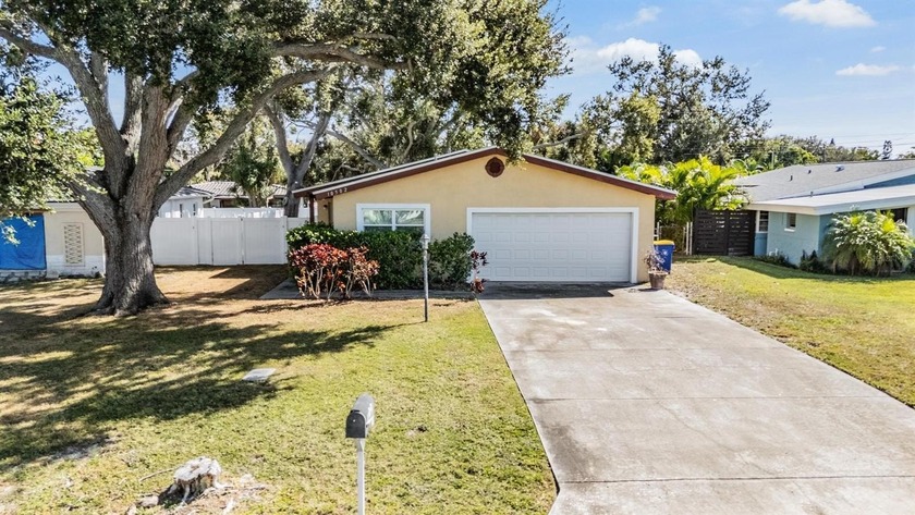 One or more photo(s) has been virtually staged. Welcome to - Beach Home for sale in Seminole, Florida on Beachhouse.com