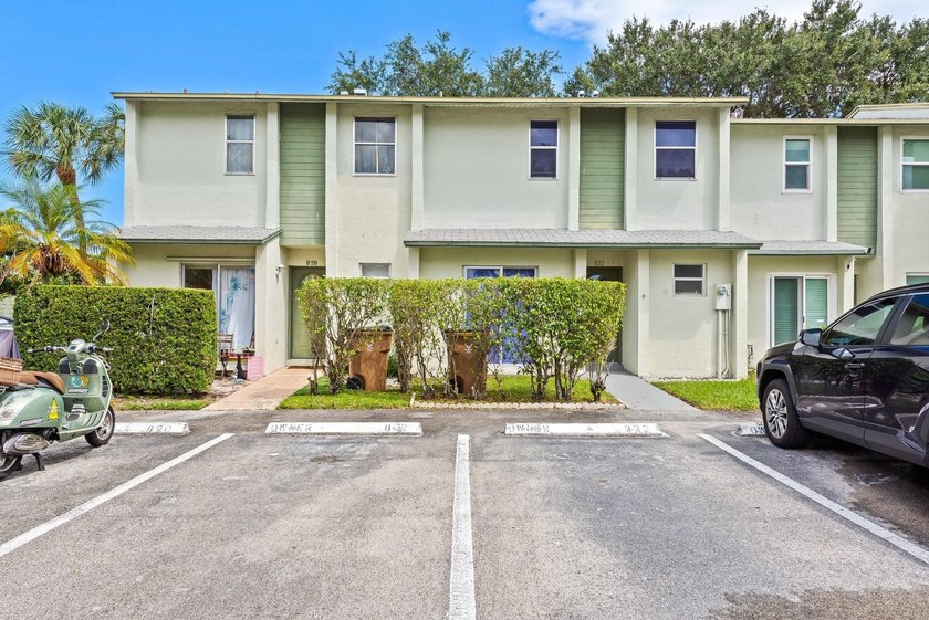 Stunning fully renovated 3-bedroom, 2-bath townhome located in - Beach Townhome/Townhouse for sale in Deerfield Beach, Florida on Beachhouse.com
