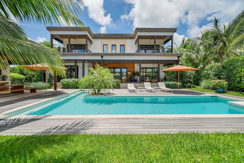 This stunning home achieves informal elegance by uniting a - Beach Home for sale in New Providence/Paradise Island, Bahamas on Beachhouse.com