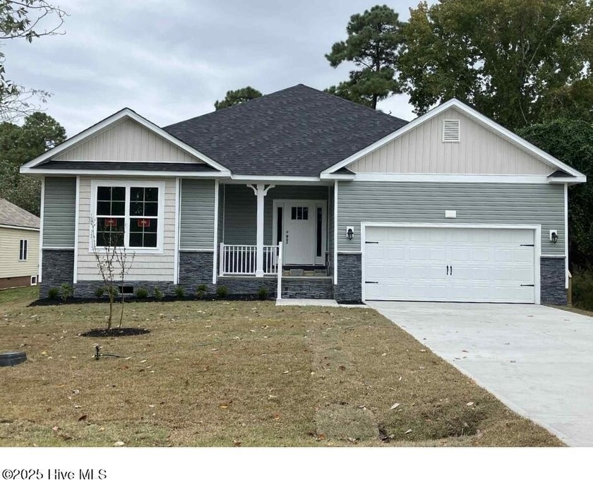 Home is Move-In ready! Incentives available with use of - Beach Home for sale in New Bern, North Carolina on Beachhouse.com