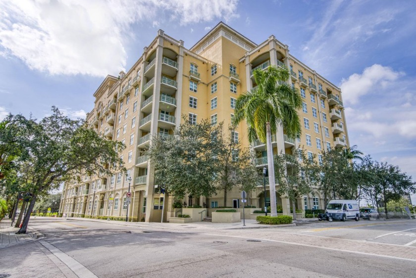 Immaculate 2BR/2BA condo with a wraparound covered balcony and - Beach Condo for sale in West Palm Beach, Florida on Beachhouse.com