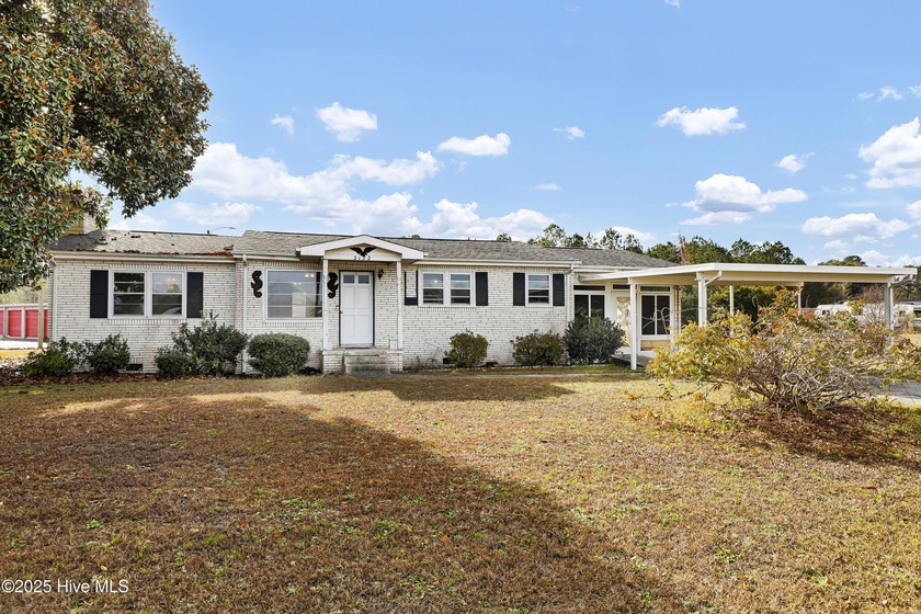 Cute 3-bedroom, 2-bath home conveniently located on Hwy 172 in - Beach Home for sale in Sneads Ferry, North Carolina on Beachhouse.com