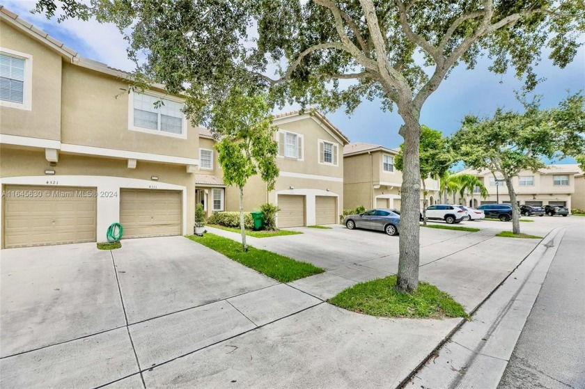 3 BEDROOM, 2 BATHROOM BEAUTIFULLY MAINTAINED WATERFRONT - Beach Condo for sale in Miramar, Florida on Beachhouse.com