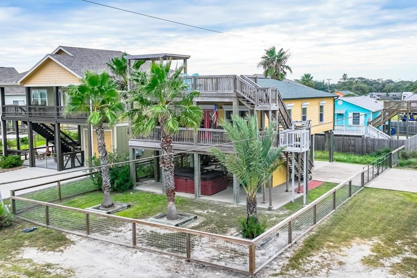 Welcome to this South Rockport Escape! Nestled at the corner of - Beach Home for sale in Rockport, Texas on Beachhouse.com