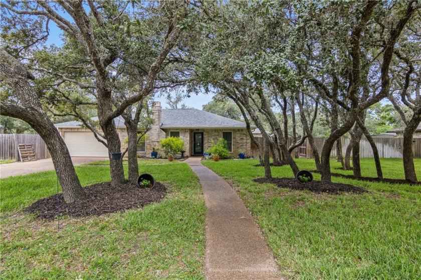 Pretty as a picture home on quiet RCC Cul-de-sac with a POOL! - Beach Home for sale in Rockport, Texas on Beachhouse.com