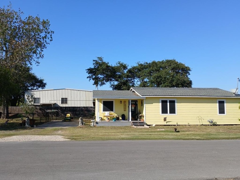 This adorable 2 bedroom 2 bath home is just blocks from the - Beach Home for sale in Rockport, Texas on Beachhouse.com