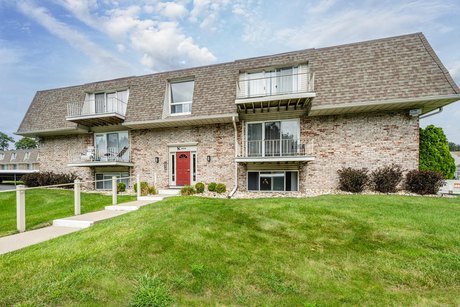 Picture perfect Lakeshore Condo. Beautifully remodeled 2 bedroom - Beach Condo for sale in Saint Joseph, Michigan on Beachhouse.com