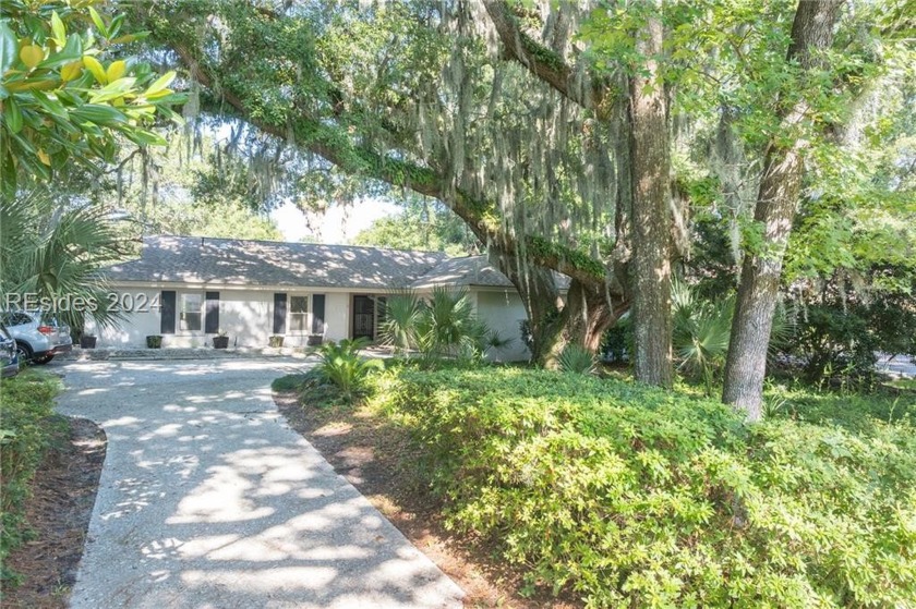 This charming 3BD/2BA home in Hilton Head Plantation is just a - Beach Home for sale in Hilton Head Island, South Carolina on Beachhouse.com