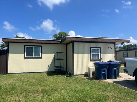 Cute duplex, 1st one is a 2/1, 2nd is a 1/1. Great rental - Beach Townhome/Townhouse for sale in Corpus Christi, Texas on Beachhouse.com