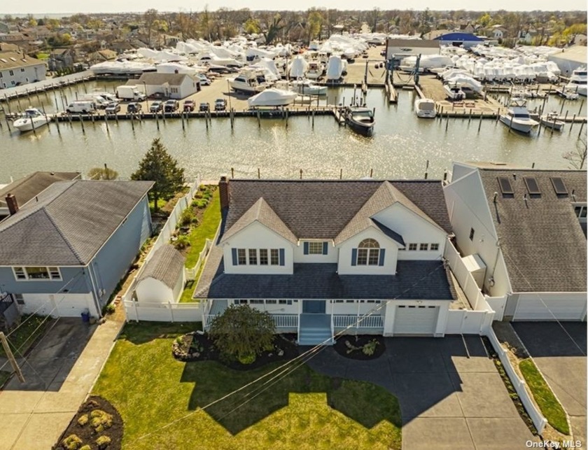 WATERFRONT. Bring the BIG boat to Lindenhurst's largest waterway - Beach Home for sale in Lindenhurst, New York on Beachhouse.com