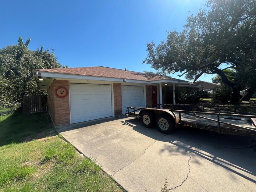 A charming single-story home located in Rockport, TX. This cozy - Beach Home for sale in Rockport, Texas on Beachhouse.com