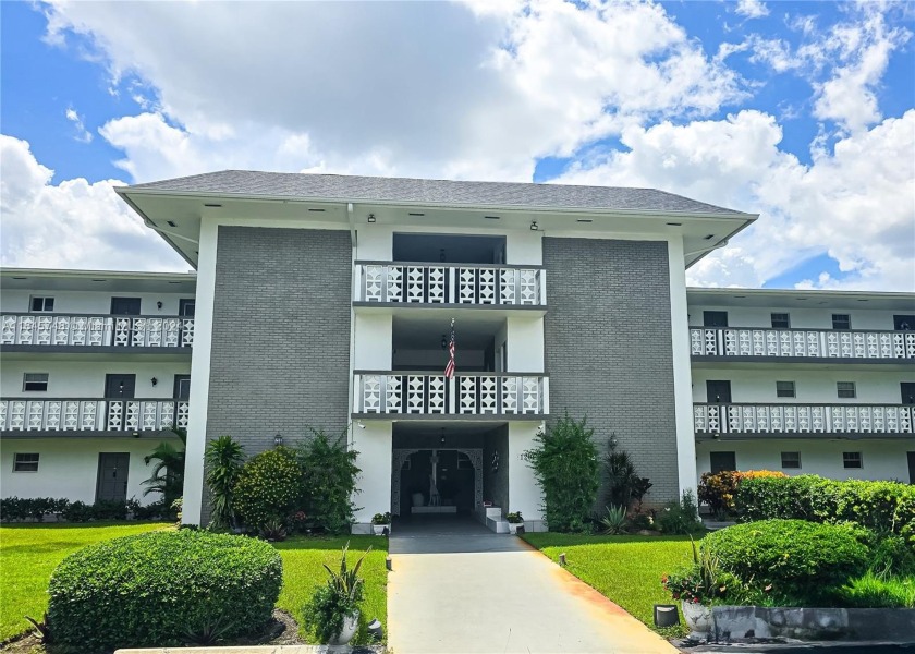 BEAUTIFUL, well cared for condo in HILLCREST COUNTRY CLUB APTS - Beach Condo for sale in Hollywood, Florida on Beachhouse.com