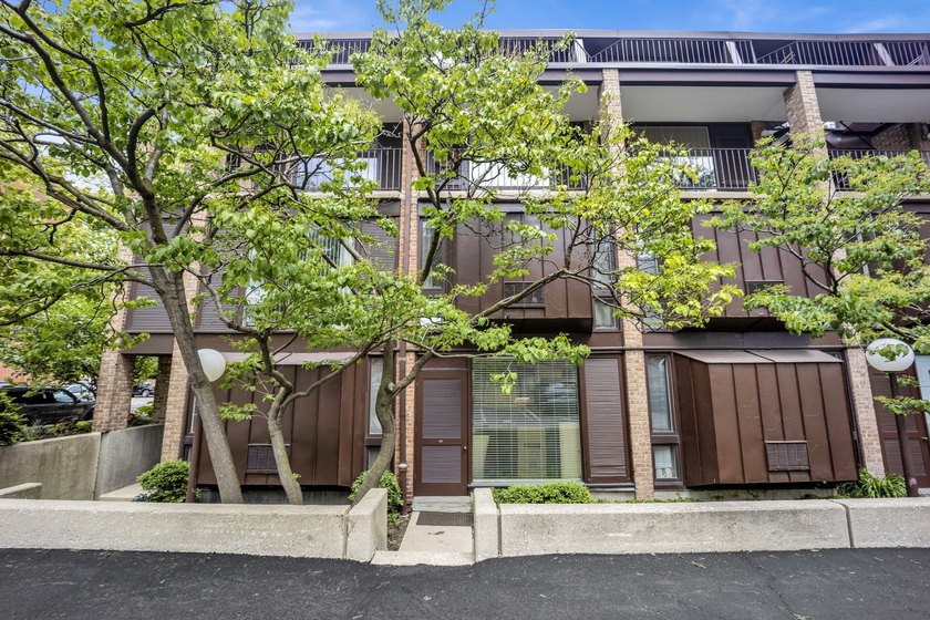 Landmark building designed by the renowned architectural firm of - Beach Condo for sale in Chicago, Illinois on Beachhouse.com