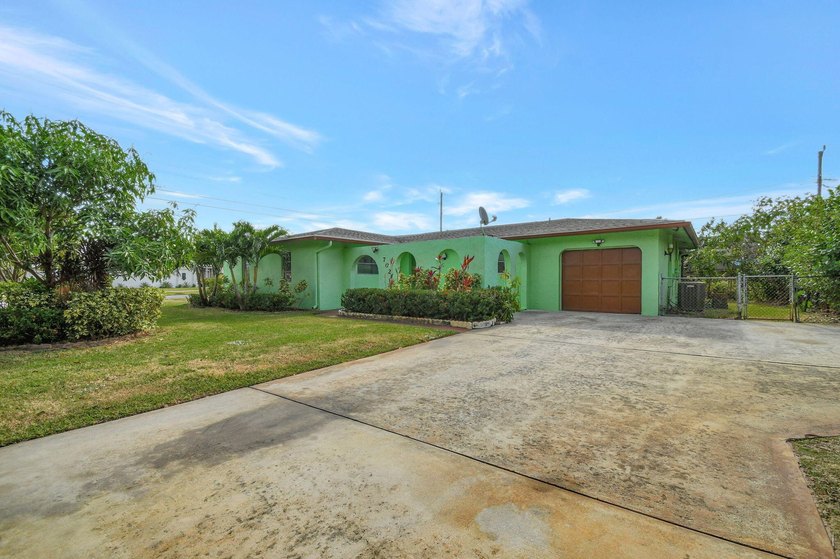 This charming 3-bedroom, 2-bathroom single story home sits on a - Beach Home for sale in Boynton Beach, Florida on Beachhouse.com