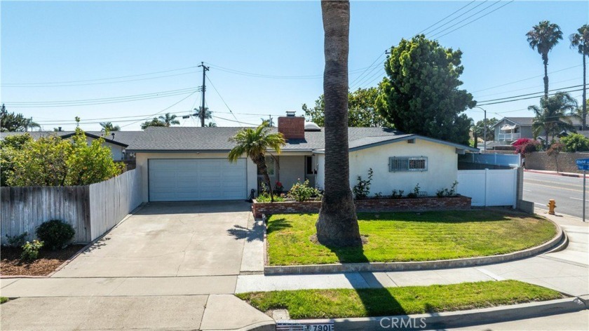Quintessential Southern California living! This inviting - Beach Home for sale in Huntington Beach, California on Beachhouse.com