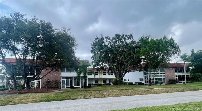 1/1/1/2 2nd floor freshly painted condo in a very
active 55+ - Beach Condo for sale in Stuart, Florida on Beachhouse.com