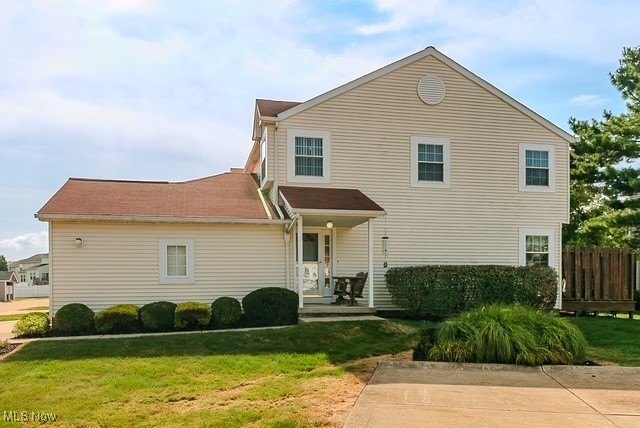 Charming 2-Bedroom End Unit Colonial Condo in Willoughby! - Beach Condo for sale in Willoughby, Ohio on Beachhouse.com