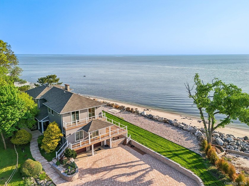 An extraordinary opportunity to own one of Asharoken's most - Beach Home for sale in Northport, New York on Beachhouse.com