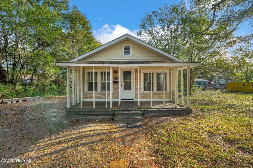 This 2-bedroom, 1-bath home is perfectly positioned in the heart - Beach Home for sale in Southport, North Carolina on Beachhouse.com