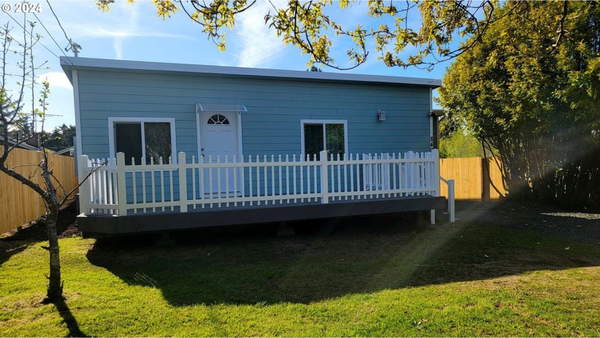 NEW RENOVATION! Adorable Cottage, Approx 1,032 sf 2 bdrm, 1 bath - Beach Home for sale in Coos Bay, Oregon on Beachhouse.com
