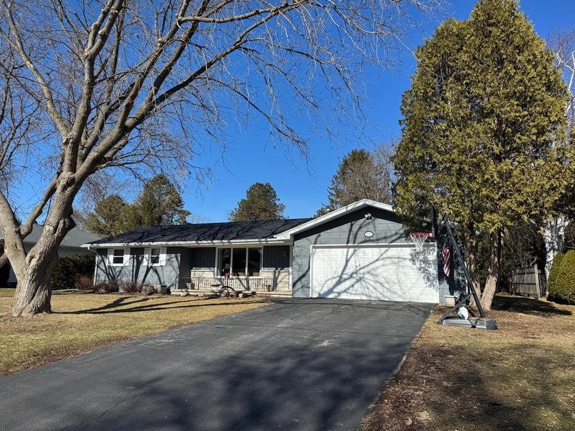Charming and well-maintained ranch home perfectly situated in - Beach Home for sale in Sturgeon Bay, Wisconsin on Beachhouse.com