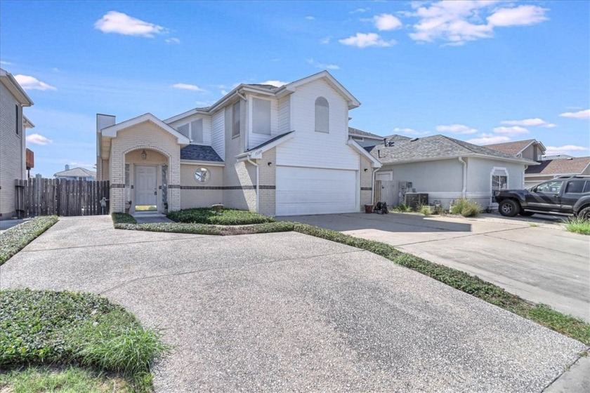 HUGE PRICE DROP!!! Waterfront home on a WIDE CANAL with new HVAC - Beach Home for sale in Corpus Christi, Texas on Beachhouse.com