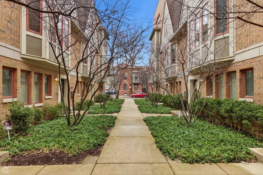Exceptional Wide-Layout Townhome in the Heart of Roscoe Village - Beach Townhome/Townhouse for sale in Chicago, Illinois on Beachhouse.com