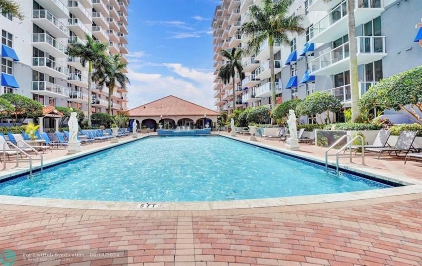 This stunning penthouse at Blue Lagoon offers 2 bedrooms and 2 - Beach Condo for sale in Miami, Florida on Beachhouse.com