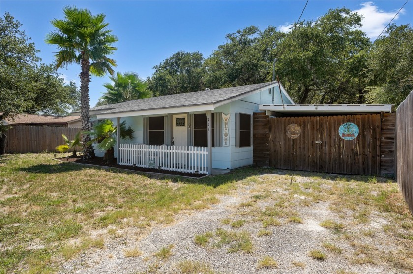 Charming 2 bed 1 bath fully furnished house located just 1.8 - Beach Home for sale in Rockport, Texas on Beachhouse.com