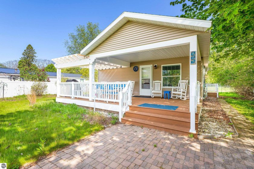 Welcome to this charming downtown Frankfort retreat, ideally - Beach Home for sale in Frankfort, Michigan on Beachhouse.com