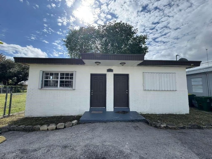 Great Duplex located conveniently next to I-95. Both sides full - Beach Lot for sale in Hallandale Beach, Florida on Beachhouse.com