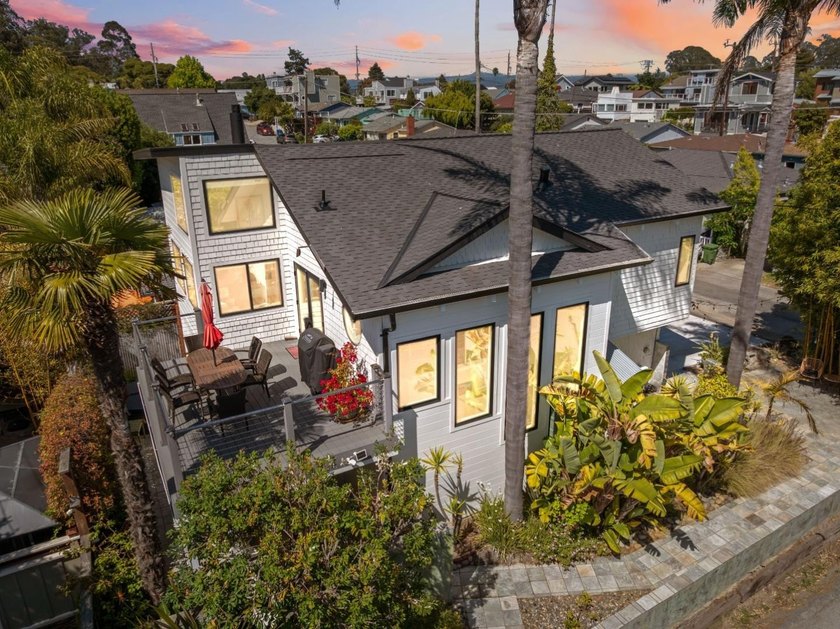 This beautiful turnkey 2-bedroom, 2-bathroom home offers - Beach Home for sale in Santa Cruz, California on Beachhouse.com