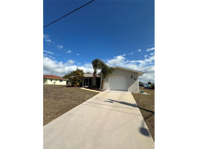 MINUTES TO THE BEACH! This home is just the right size for - Beach Home for sale in Englewood, Florida on Beachhouse.com