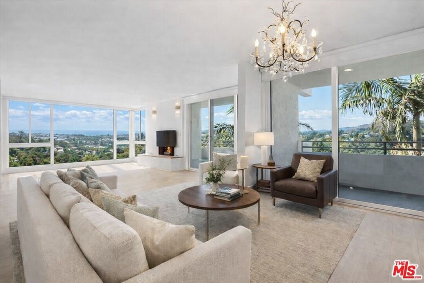 Light-filled and beautifully renovated, this single-level - Beach Condo for sale in Pacific Palisades, California on Beachhouse.com